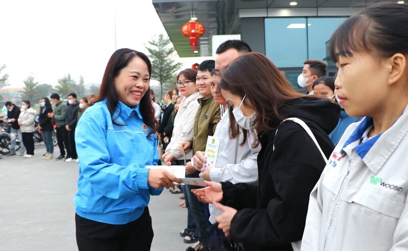 Thưởng Tết là khoản tiền được người lao động mong đợi. Ảnh: Mai Liễu