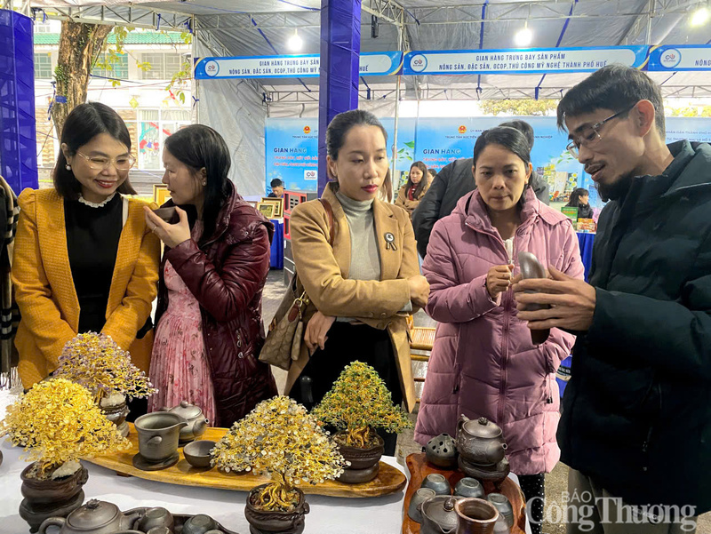 Nhiều người quan tâm, tìm hiểu các mặt hàng thủ công mỹ nghệ tại chương trình