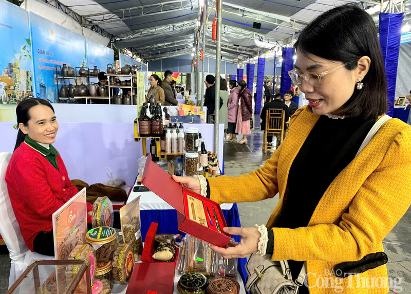 Du khách thích thú với các sản phẩm thủ công mỹ nghệ, hương trầm của Huế