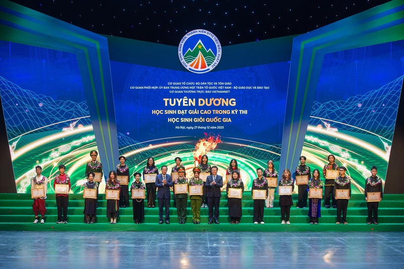 Lễ Tuyên dương học sinh, sinh viên, thanh niên dân tộc thiểu số xuất sắc, tiêu biểu năm 2025. Ảnh: Ban tổ chức