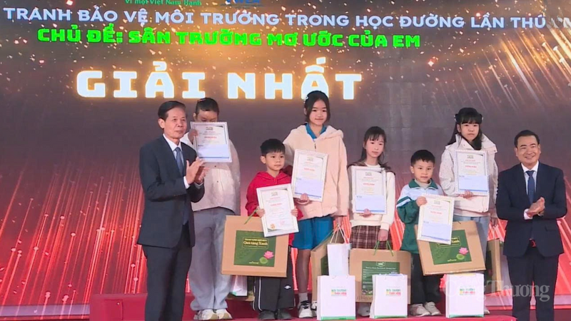 Ban Tổ chức trao giải Nhất cho các em học sinh. Ảnh: P.C