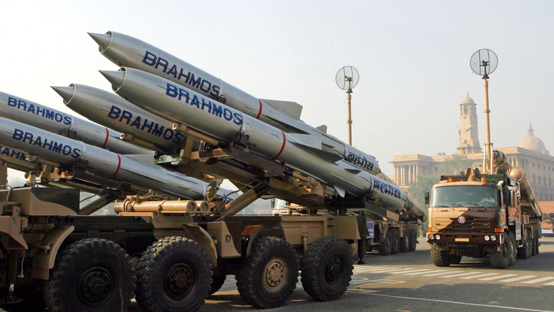 Nhờ khả năng xuyên thủng phòng không nhiều tầng, tên lửa BrahMos tạo ưu thế vượt trội. Ảnh: Military