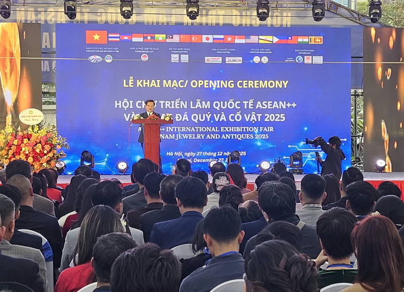 TS. Lê Ngọc Dũng - Chủ tịch Hội Mỹ nghệ Kim hoàn Đá quý Việt Nam phát biểu khai mạc hội chợ.