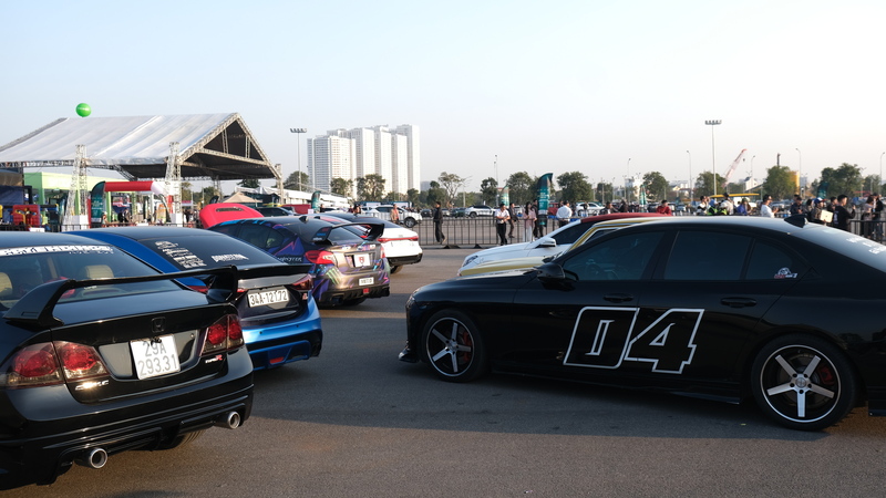 Các mẫu xe thể thao và xe độ xếp hàng tại khu Motorsport Zone, sẵn sàng bước vào những màn trình diễn sôi động trong khuôn khổ Vietnam Mobility Show 2025