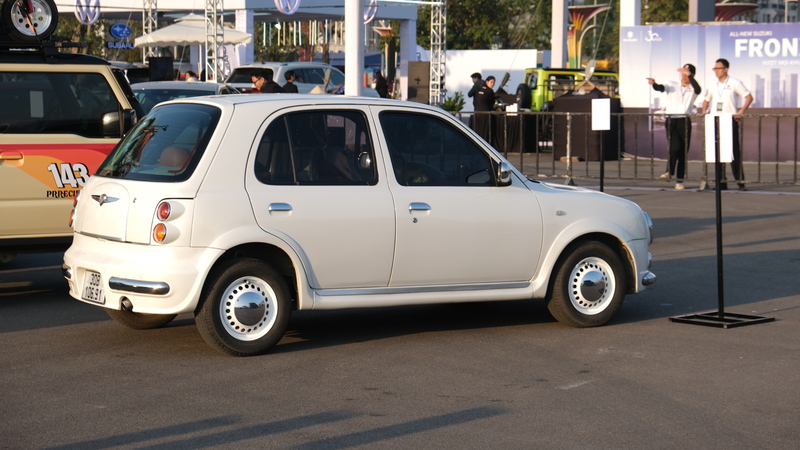 Mẫu hatchback cỡ nhỏ Nissan thế hệ cũ được trưng bày tại triển lãm, gây chú ý với thiết kế bo tròn đặc trưng, đèn hậu oval và phong cách xe đô thị Nhật Bản thập niên 1990.