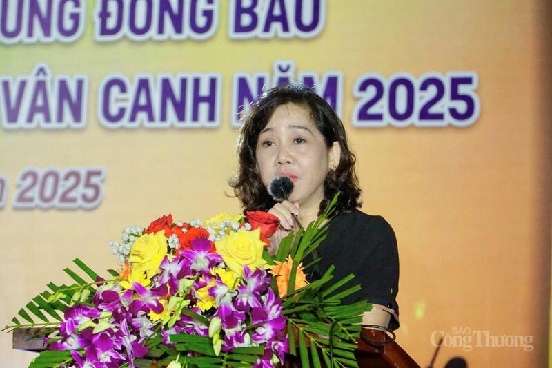 Bà Nguyễn Thị Bích Thu, Giám đốc Trung tâm Khuyến công và Xúc tiến thương mại (Sở Công Thương Gia Lai) phát biểu khai mạc.