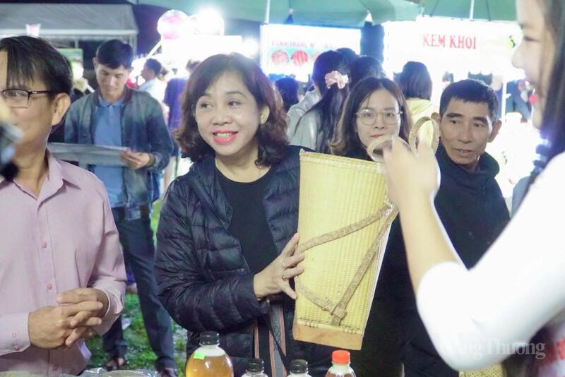 Tại hội chợ, nhiều mặt hàng đặc trưng được trưng bày, trong đó có các sản phẩm làng nghề, thủ công mỹ nghệ, đan lát truyền thống,... góp phần quảng bá hình ảnh, nâng cao giá trị sản phẩm vùng đồng bào dân tộc thiểu số và miền núi.