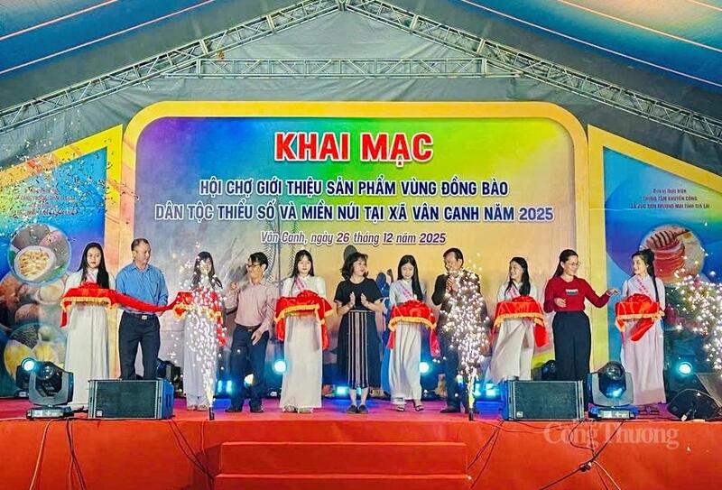 Các đại biểu cắt băng khai mạc Hội chợ giới thiệu sản phẩm vùng đồng bào dân tộc thiểu số và miền núi tại xã Vân Canh năm 2025.