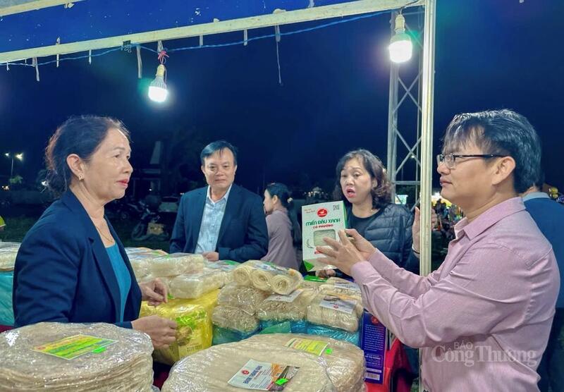 Ông Nguyễn Xuân Việt (ngoài cùng bên phải) - Chủ tịch xã Vân Canh cùng lãnh đạo Trung tâm Khuyến công và Xúc tiến thương mại Gia Lai và các đại biểu tham quan gian hàng.