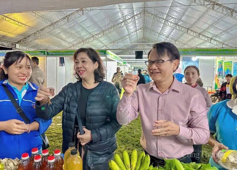 Các đại biểu thưởng thức rượu của người dân ở Vân Canh.