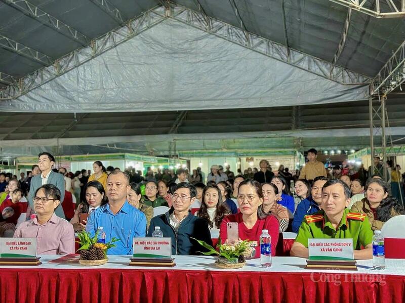 Các đại biểu tham dự lễ khai mạc.