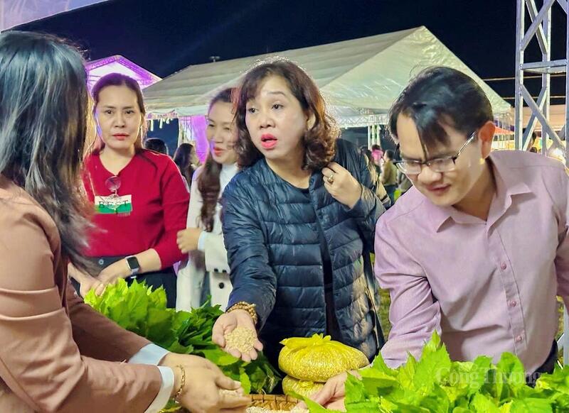 Hội chợ có quy mô hơn 50 gian hàng với sự tham gia của 42 đơn vị.