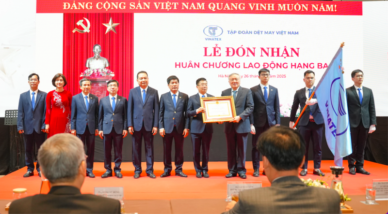 Vinatex vinh dự đón nhận Huân chương Lao động hạng Ba. Ảnh: Vinatex