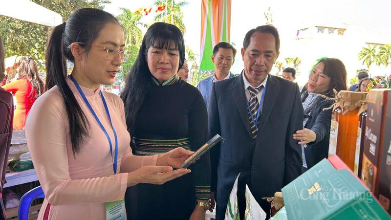 Giám đốc Sở Công Thương Đắk Lắk Nguyễn Thị Thu An tham quan hàng trưng bày tại Hội chợ – Triển lãm quà tặng, sản phẩm công nghiệp nông thôn tiêu biểu và sản phẩm OCOP gắn với Lễ hội Ẩm thực món ngon Tây Nguyên năm 2025. Ảnh: Vũ Long
