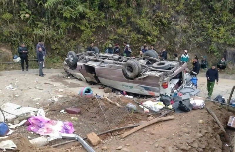 Chiếc xe khách bị lật ngửa, bẹp rúm. Ảnh: Hoàng Đạt