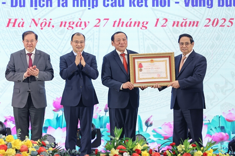 Thủ tướng trao Huân chương Lao động hạng 3 cho Bộ Văn hóa, Thể thao và Du lịch - Ảnh: VGP/Nhật Bắc