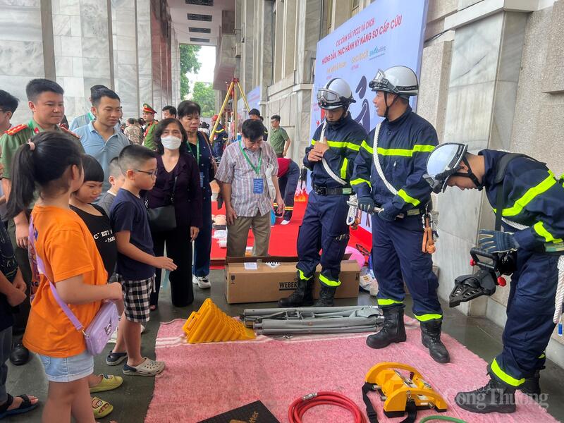 Cục Cảnh sát phòng cháy chữa cháy và cứu nạn, cứu hộ - Bộ Công an hướng dẫn người dân và các em thiếu nhi kỹ năng sơ cấp cứu, sử dụng các thiết bị để thoát nạn.