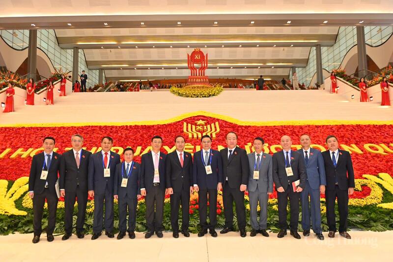 Đoàn đại biểu Bộ Công Thương dự Đại hội Thi đua yêu nước lần thứ XI do Quyền Bộ trưởng Lê Mạnh Hùng làm trưởng đoàn, cùng lãnh đạo các đơn vị chức năng thuộc Bộ. Ảnh: Nam Nguyễn