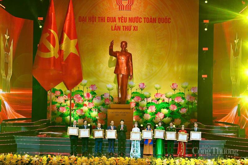 Chủ tịch nước Lương Cường trao danh hiệu Anh hùng lao động. Ảnh: Nam Nguyễn