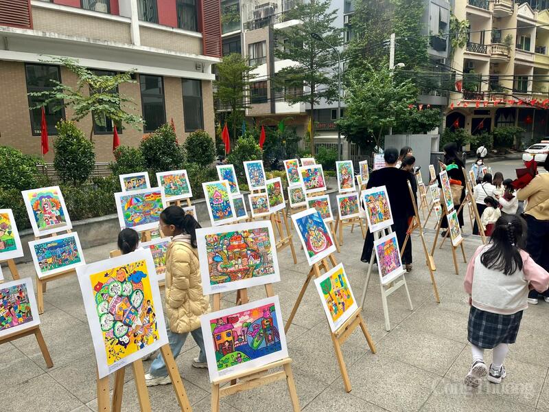 Các tác phẩm đoạt giải được trưng bày trên sân Trường Tiểu học Nguyễn Viết Xuân. Ảnh: P.C