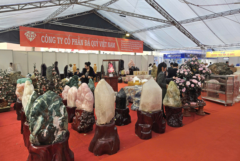 Hội chợ trưng bày các sản phẩm vàng, bạc, đá quý, kim cương tự nhiên, trang sức cao cấp và các tác phẩm chế tác thủ công tinh xảo.