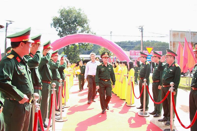 Thượng tướng Trương Thiên Tô, Phó Chủ nhiệm Tổng cục Chính trị Quân đội nhân dân Việt Nam cùng các đại biểu tham dự lễ khởi công. Ảnh: Hiền Mai