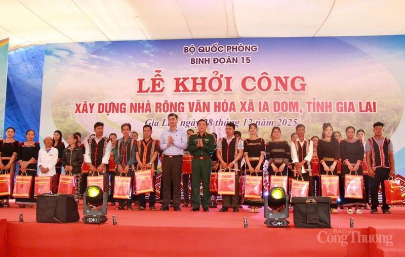 Tổng Cục Chính trị Quân đội Nhân dân Việt Nam tặng quà cho 30 gia đình có hoàn cảnh khó khăn trên địa bàn. Ảnh: Hiền Mai