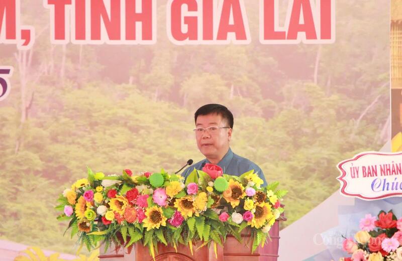 Ông Trần Ngọc Phận, Bí thư Đảng uỷ xã Ia Dom phát biểu tại lễ khởi công. Ảnh: Hiền Mai