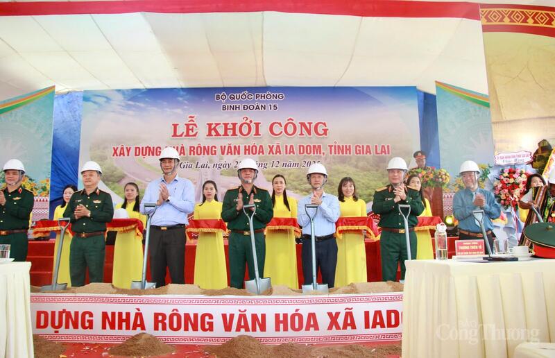 Lễ khởi công xây dựng Nhà rông văn hóa xã Ia Dom. Ảnh: Hiền Mai
