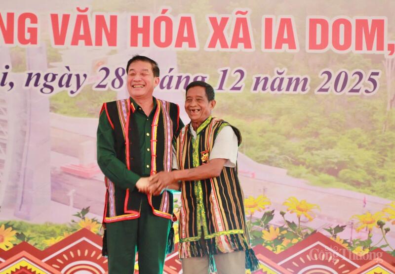 Thượng tướng Trương Thiên Tô, Phó Chủ nhiệm Tổng cục Chính trị Quân đội nhân dân Việt Nam nhận quà (áo) của người dân. Ảnh: Hiền Mai