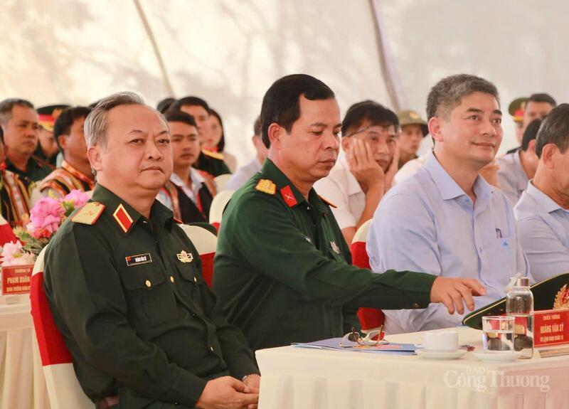Thứ trưởng Bộ Dân tộc và Tôn giáo Y Vinh Tơr (thứ 3 từ trái qua); Thiếu tướng Hoàng Văn Sỹ (lề trái), Tư lệnh Binh đoàn 15. Ảnh: Hiền Mai