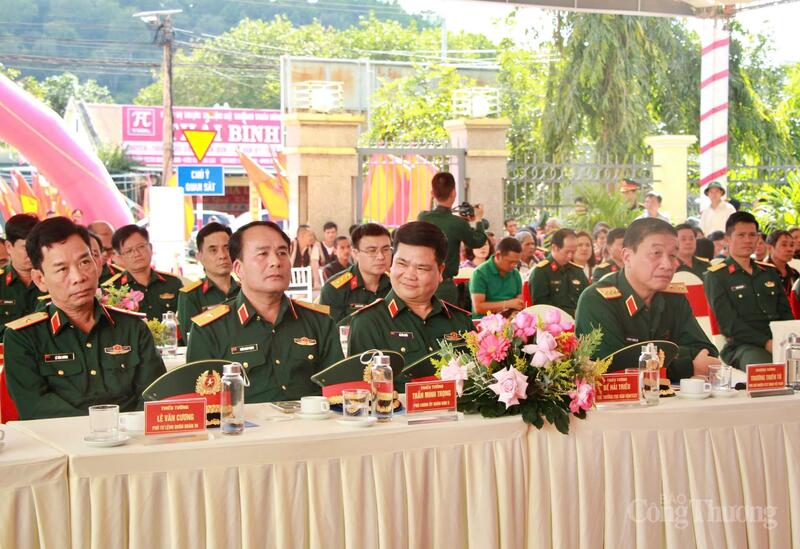 Dự lễ có Thượng tướng Trương Thiên Tô, Phó Chủ nhiệm Tổng cục Chính trị Quân đội nhân dân Việt Nam; Thiếu tướng Bế Hải Triều, Cục trưởng Cục Dân vận; cùng đại diện lãnh đạo các cơ quan chức năng Bộ Quốc phòng. Ảnh: Hiền Mai