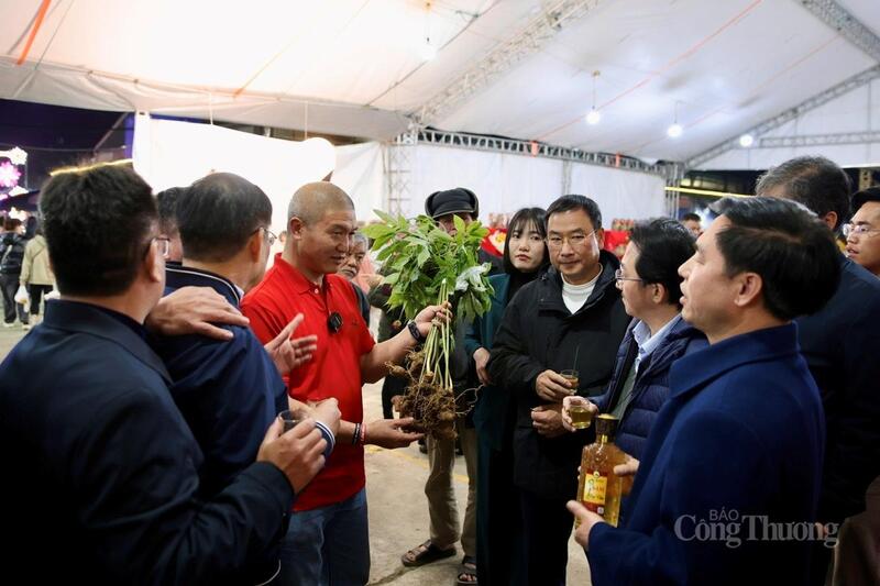 Phiên chợ được tổ chức với quy mô 20 gian hàng, giới thiệu hơn 150 sản phẩm nông sản, sản phẩm OCOP tiêu biểu.