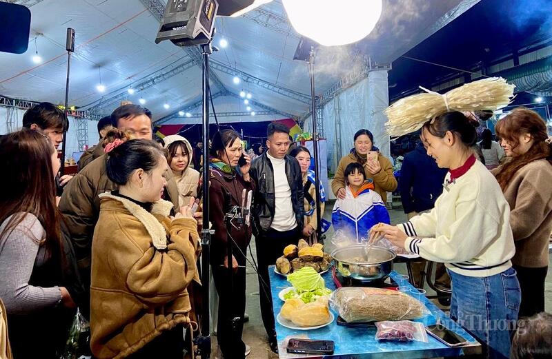 Phiên chợ nông sản tỉnh Lai Châu thu hút sự tham gia của đông đảo các chủ thể OCOP, hợp tác xã, doanh nghiệp và người dân địa phương.