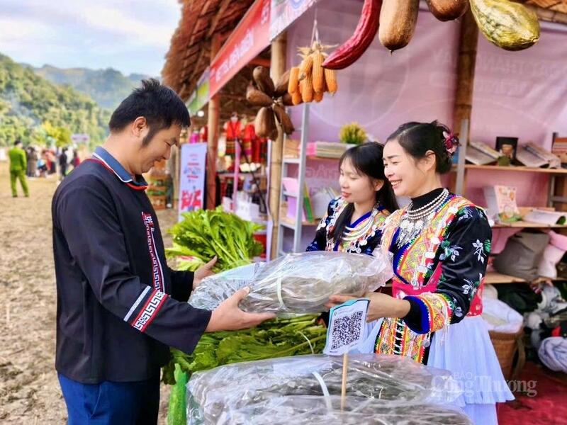 Các sản phẩm nông sản, OCOP thu hút người dân và du khách.