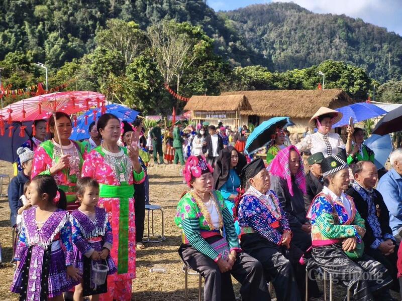 Ngày hội văn hóa các dân tộc xã Sam Mứn tạo không khí phấn khởi, phát huy giá trị văn hóa truyền thống tốt đẹp của đồng bào các dân tộc trên địa bàn.