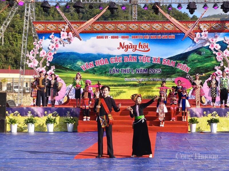 Trình diễn trang phục truyền thống dân tộc Thái.