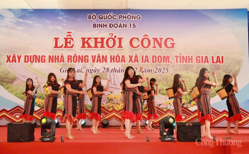 Trước thềm Lễ khởi công là văn nghệ chào mừng. Ảnh: Hiền Mai