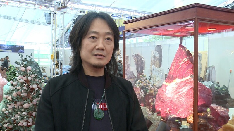 Ông Diệp Hoàng Long - Chủ cơ sở chế tác, Công ty CP Đá quý Việt Nam bên khối ruby đỏ lớn nhất Việt Nam tính đến thời điểm hiện tại.