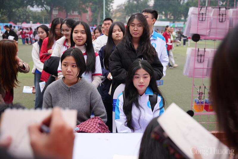 Sinh viên trải nghiệm vẽ ký hoạ chân dung tại ngày hội.