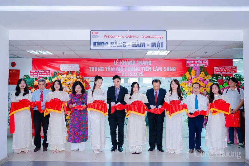 GS.TS Phạm Văn Lình – Hiệu trưởng HIU cùng các giáo sư, tiến sĩ trong Ban Chủ nhiệm Khoa Răng Hàm Mặt cắt băng khánh thành Trung tâm Mô phỏng Tiền lâm sàng. Ảnh: Thiên Hương