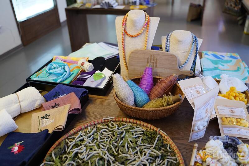 Sản phẩm lụa đũi Nam Cao. Ảnh: N.H