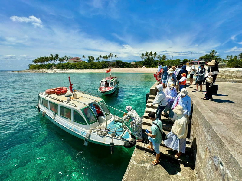 Hạ tầng thiếu đang là điểm nghẽn khiến du lịch của Lý Sơn bị kìm chân. Ảnh: Nguyễn Dương