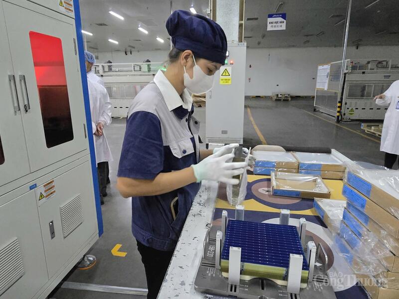 Sản xuất tấm pin năng lượng mặt trời tại Công ty TNHH Ja Solar , KCN Quang Châu, tỉnh Bắc Ninh