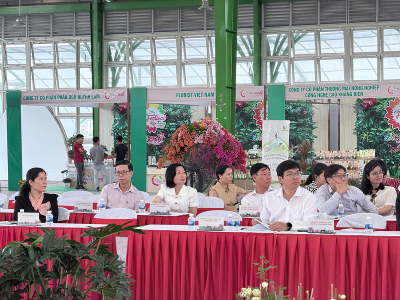 Các đại biểu và chuyên gia tham dự Hội thảo "Ứng dụng công nghệ nâng cao chuỗi giá trị hoa kiểng" tại Festival Hoa kiểng Sa Đéc lần thứ II năm 2025. Ảnh: Minh Anh