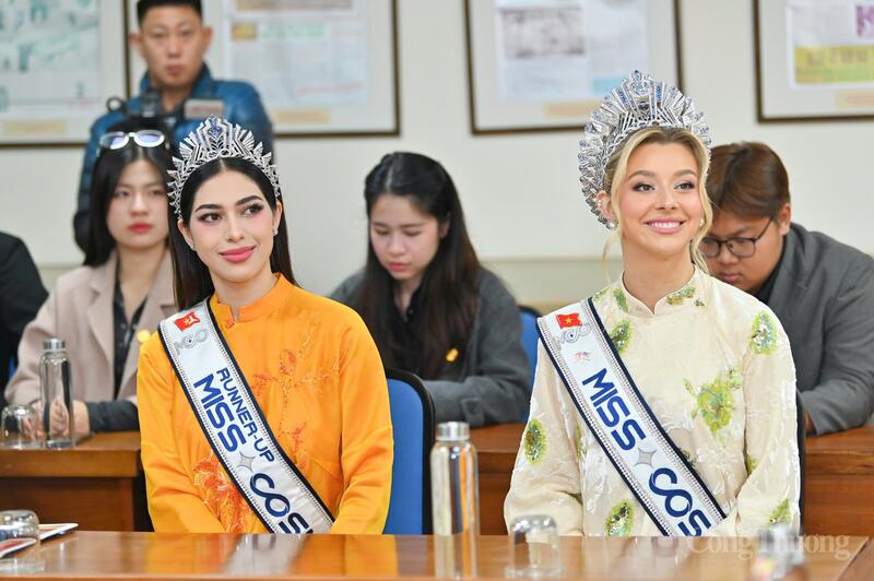 Hoa hậu Miss Cosmo 2025 Yolina Lindquist và Á hậu Miss Cosmo 2025 Chelsea Fernandez. Ảnh: Nam Nguyễn