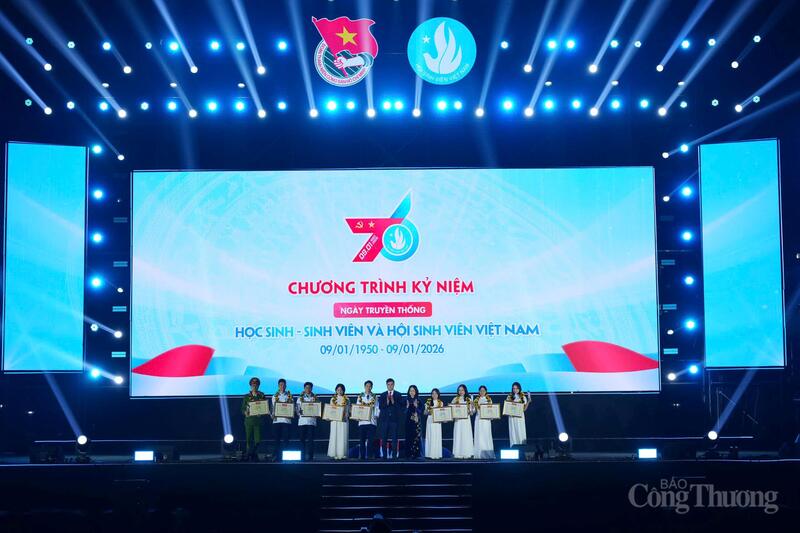 Phó Chánh Văn phòng Thường trực Văn phòng Trung ương Đảng Lâm Phương Thanh và Bí thư thứ nhất Trung ương Đoàn Bùi Quang Huy trao danh hiệu "Sinh viên 5 tốt" cho các sinh viên