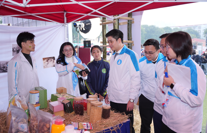 Các đại biểu tham quan gian hàng tại ngày hội.