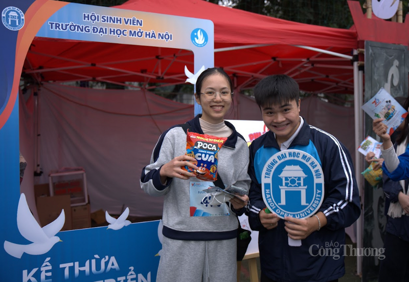 Sinh viên check - in các vật phẩm, quà tặng tại ngày hội.