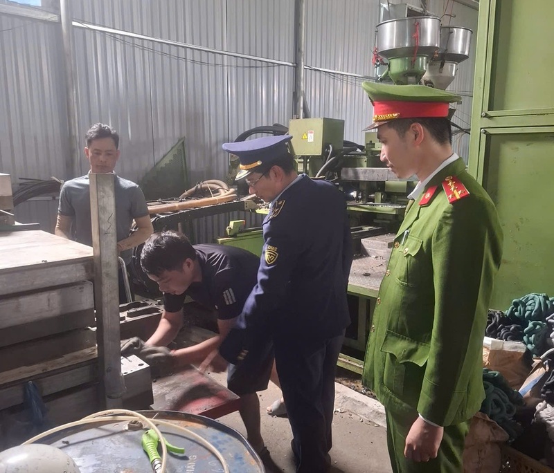 Lực lượng QLTT và Công an Thanh Hóa kiểm tra cơ sở sản xuất, kinh doanh của Công ty TNHH sản xuất và dịch vụ thương mại An Phát, địa chỉ tại thôn Tân Thành, xã Thọ Lập, tỉnh Thanh Hóa. Ảnh: QLTT Thanh Hóa cung cấp